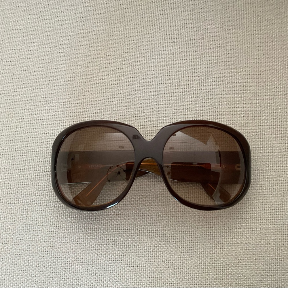 VERSACE MEDUSA BROWN ROUND SUNGLASSES .